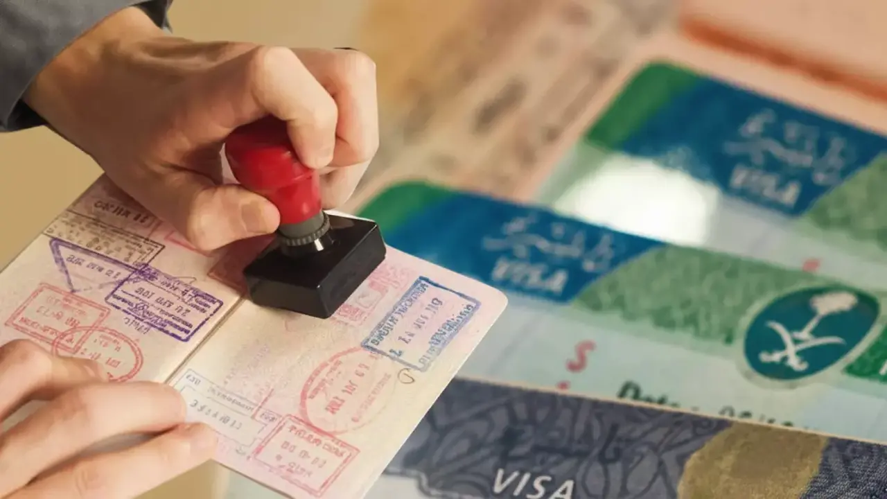 قرارات جديدة في السعودية تعمق الفجوة الاقتصادية وتأثر لقاء المغتربين بأهاليهم